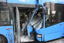 Frontálisan ütközött két busz a XVII. kerületben, feszítővágóval szabadították ki az utasokat, nyolc sérült is van