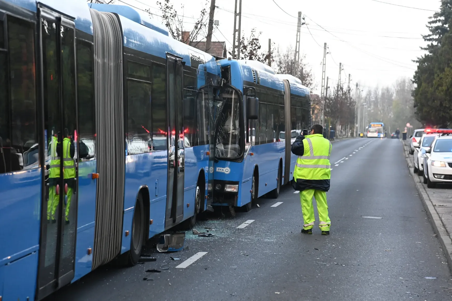 Frontálisan ütközött két busz a XVII. kerületben, feszítővágóval szabadították ki az utasokat, nyolc sérült is van