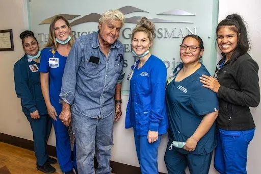 Jay Leno és a kórház személyzete – Fotó: Grossman Burn Center