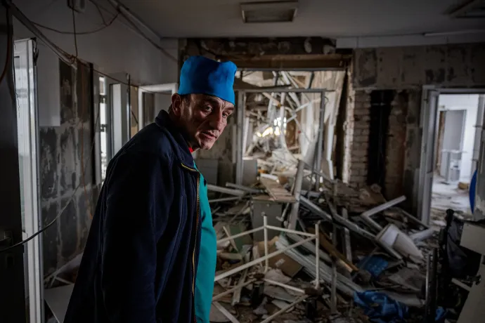 Jurij Kuznyecov, az izjumi kórház orvosa áll a találatot kapott intézmény folyosóján – Fotó: Dimitar Dilkoff / AFP