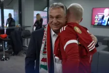 A kijevi magyar nagykövetet bekérették Orbán nagy-magyarországos sálja miatt, Orbán szerint a foci nem politika