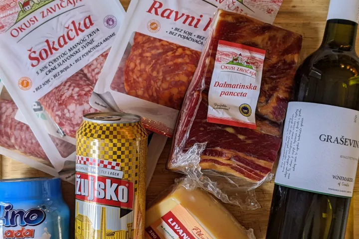 Nem egy szokványos bevásárlókosár, de Graševina (olaszrizling), helyi sör és tisztességes szalonna kellett bele – Fotó: Gűth Ervin / Telex