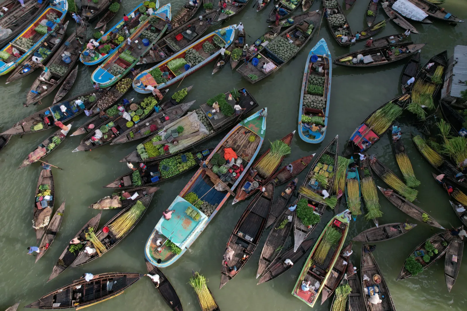 A vízi piacot kéthetente tartják a Belua folyón – Fotó: Mohammad Ponir Hossain / Reuters