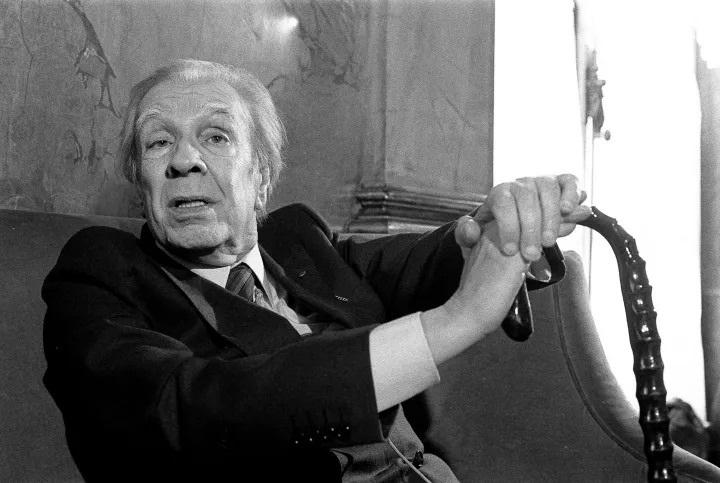 Jorge Luis Borges író Rómában, 1981-ben – Fotó: Marcello Mencarini / Leemage / AFP