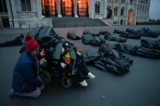 Fekete zsákot húztak magukra a Parlamentnél, így tiltakozott harminc szervezet a szociális törvény módosítása ellen
