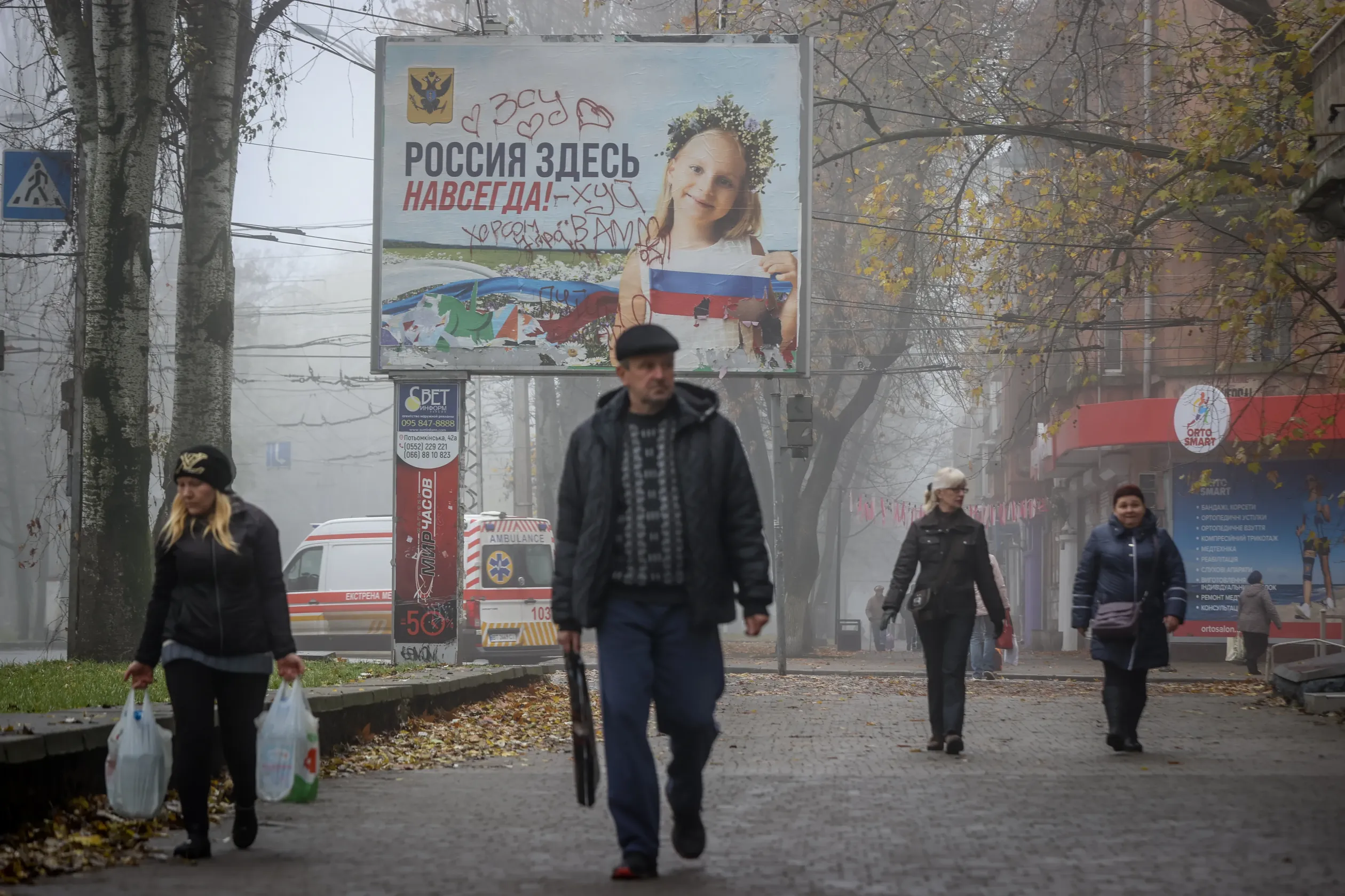 Orosz propagandaplakát a megszállás idejéből: "Oroszország mindörökre itt lesz". Hogy ez nem így lett, azt az utólagos dekoráció is jelzi, amelyben jól elküldik Putyint is – Fotó: Huszti István / Telex