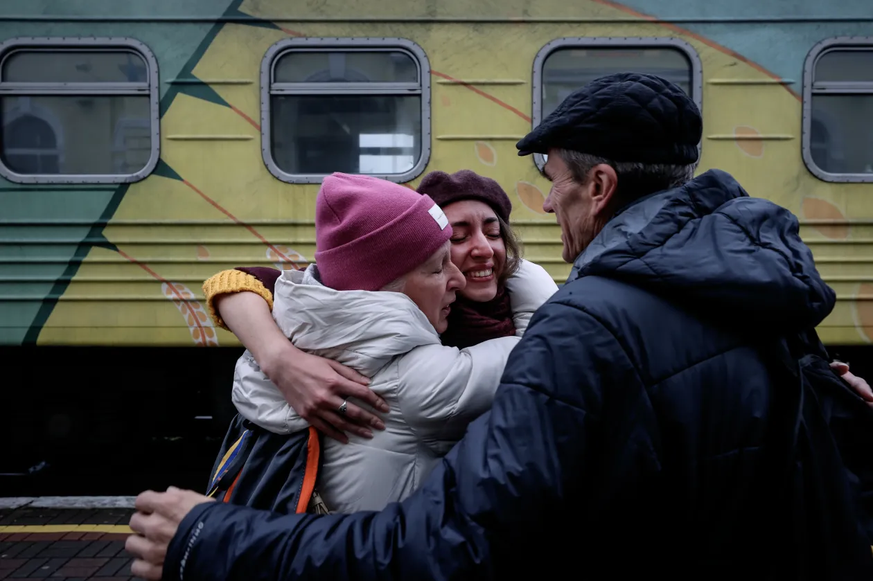 Csaknem kilenc hónap után ismét van vasúti összeköttetése Herszonnak Ukrajna többi részével, de az állomást legtöbben azért látogatják, mert fűtött és van áram is – Fotó: Huszti István / Telex