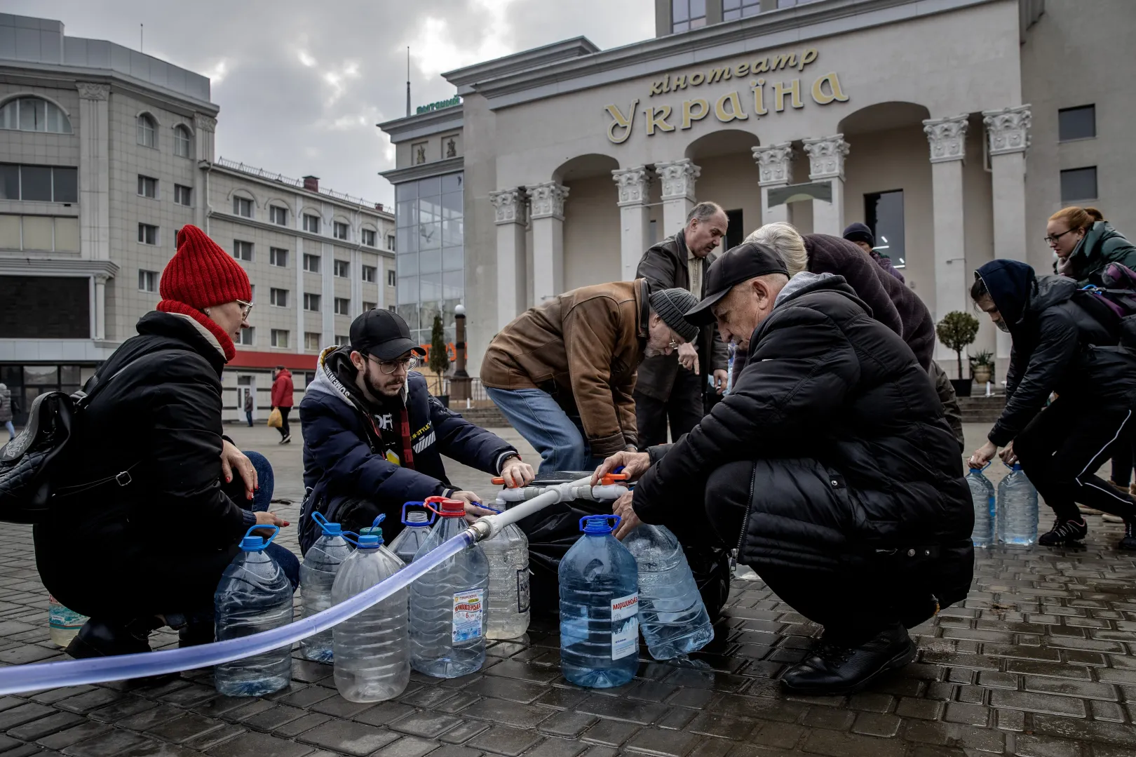 Vezetékes ivóvíz hetek óta nincs a városban, a kivonuló orosz erők megrongálták az infrastruktúrát – Fotó: Huszti István / Telex