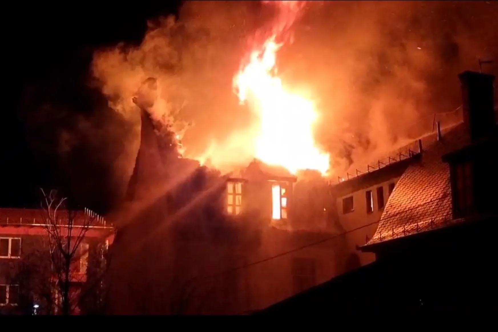 Órákig nagy lángokkal égett egy katolikus iskola Nagykátán