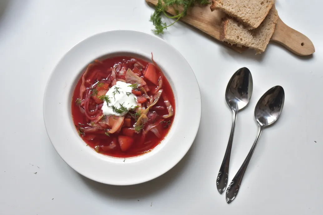 A világ legjobb levesei közé tartozik, mi mégis alig esszük: a borscs