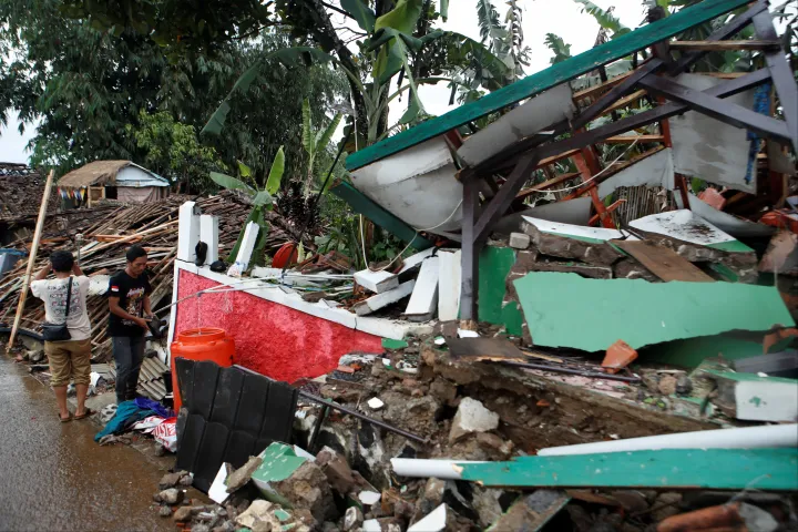 Harmadik napja kutatnak túlélők után a 268 halálos áldozatot követelő földrengés után Indonéziában