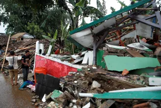 Harmadik napja kutatnak túlélők után a 268 halálos áldozatot követelő földrengés után Indonéziában