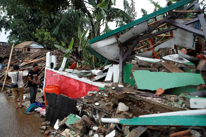 Romba dőlt ház a földrengés sújtotta Cianjurban – Fotó: Ajeng Dinar Ulfiana / REUTERS