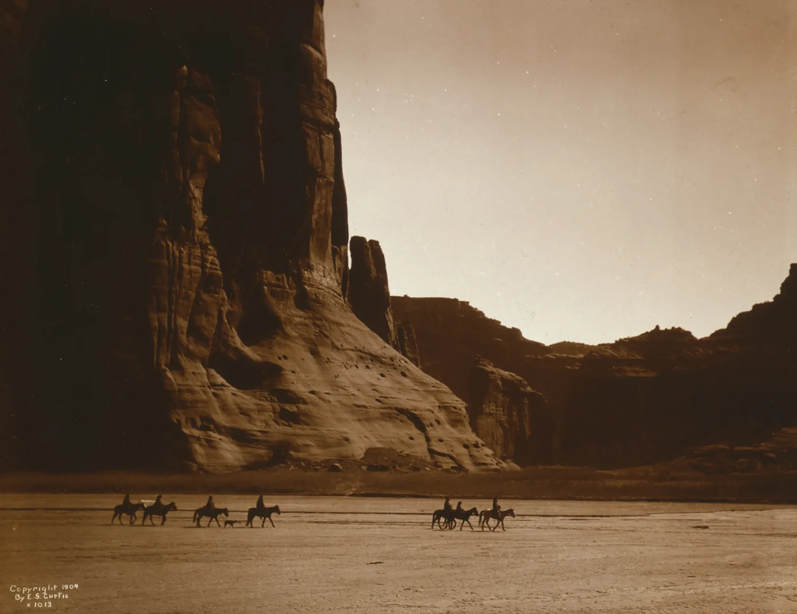 Navahó lovasok az arizonai Canyon De Chelly sziklái előtt 1900 környékén – Fotó: GraphicaArtis / Getty Images