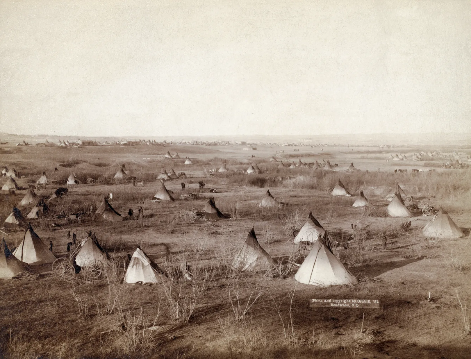 Lakota törzs egy falujának látképe a dél-dakotai Pine Ridge rezervátumban 1891-ben – Fotó: John CH Grabill / GraphicaArtis / Getty Images