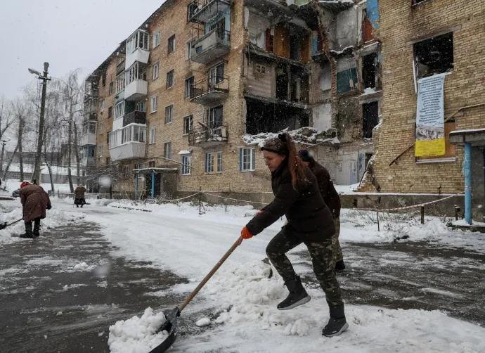 Horenka falu lakosai lapátolják a havat a házuk körül 2022. november 19-én, ahol nincs áram, fűtés és folyóvíz az orosz invázió következtében – Fotó: Gleb Garanich / Reuters