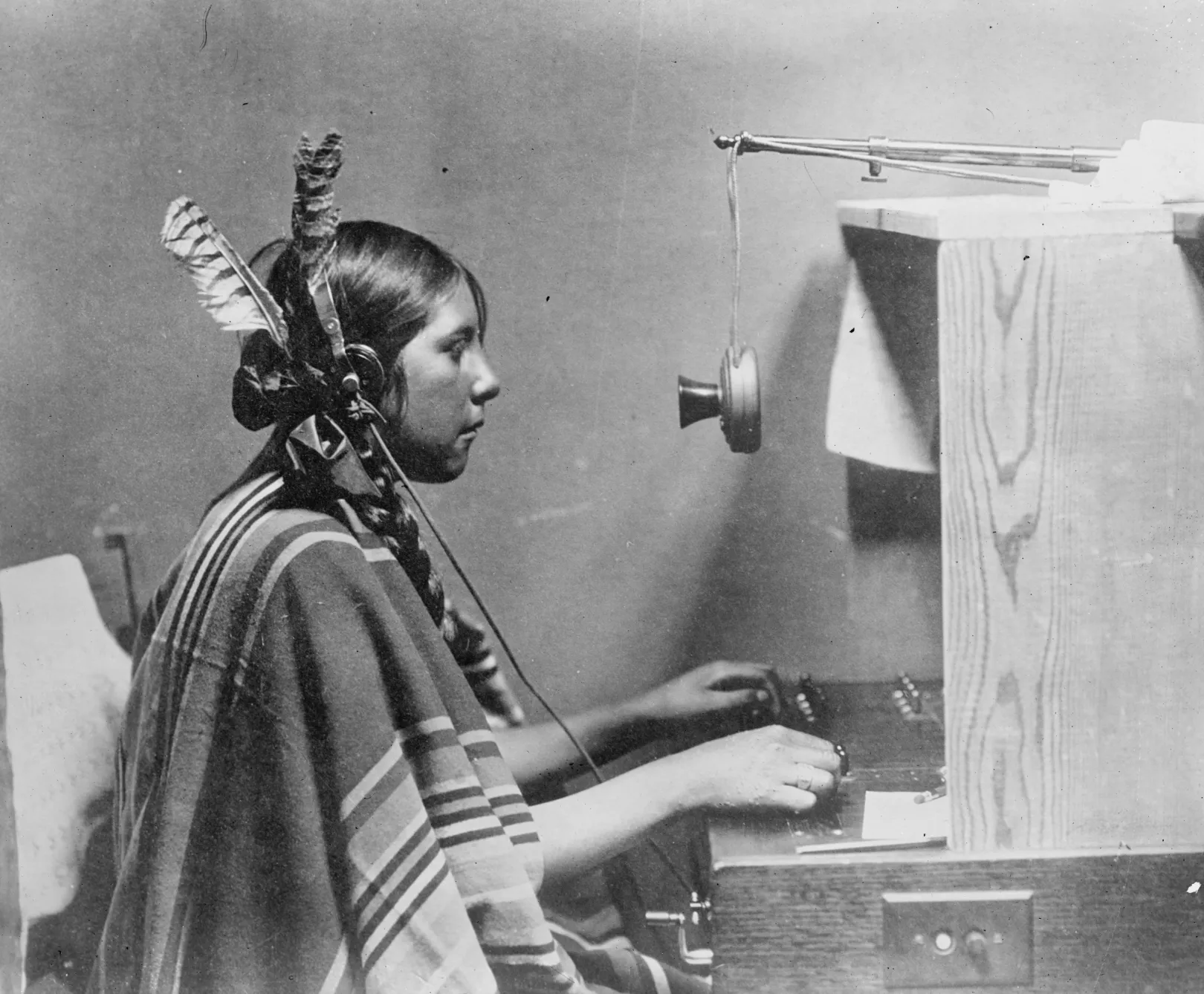 Amerikai őslakos telefonközpont-kezelő egy hotelban, 1900 körül – Fotó: Buyenlarge / Getty Images