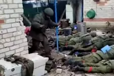 Földön fekvő tucatnyi orosz katona agyonlövése mutatja meg a háború kegyetlen, saját törvényeit