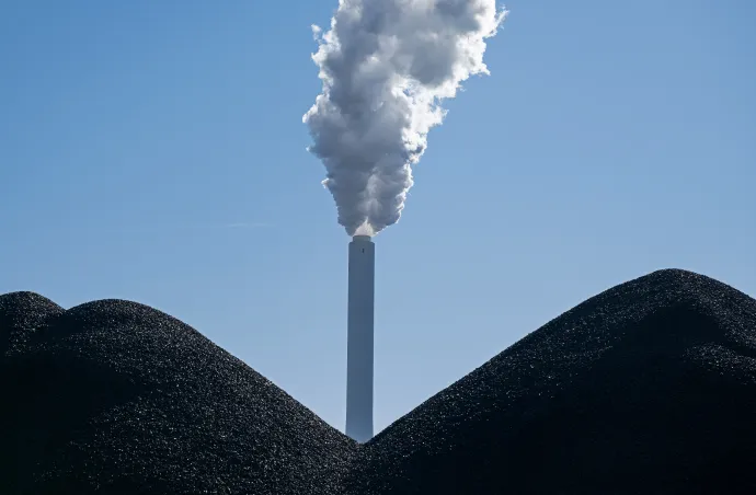 Egy kémény áll a szénkupacok mögött a széntüzelésű Onyx Kraftwerk Farge erőműben a németországi Bréma közelében 2022. március 10-én – Fotó: David Hecker / Getty Images