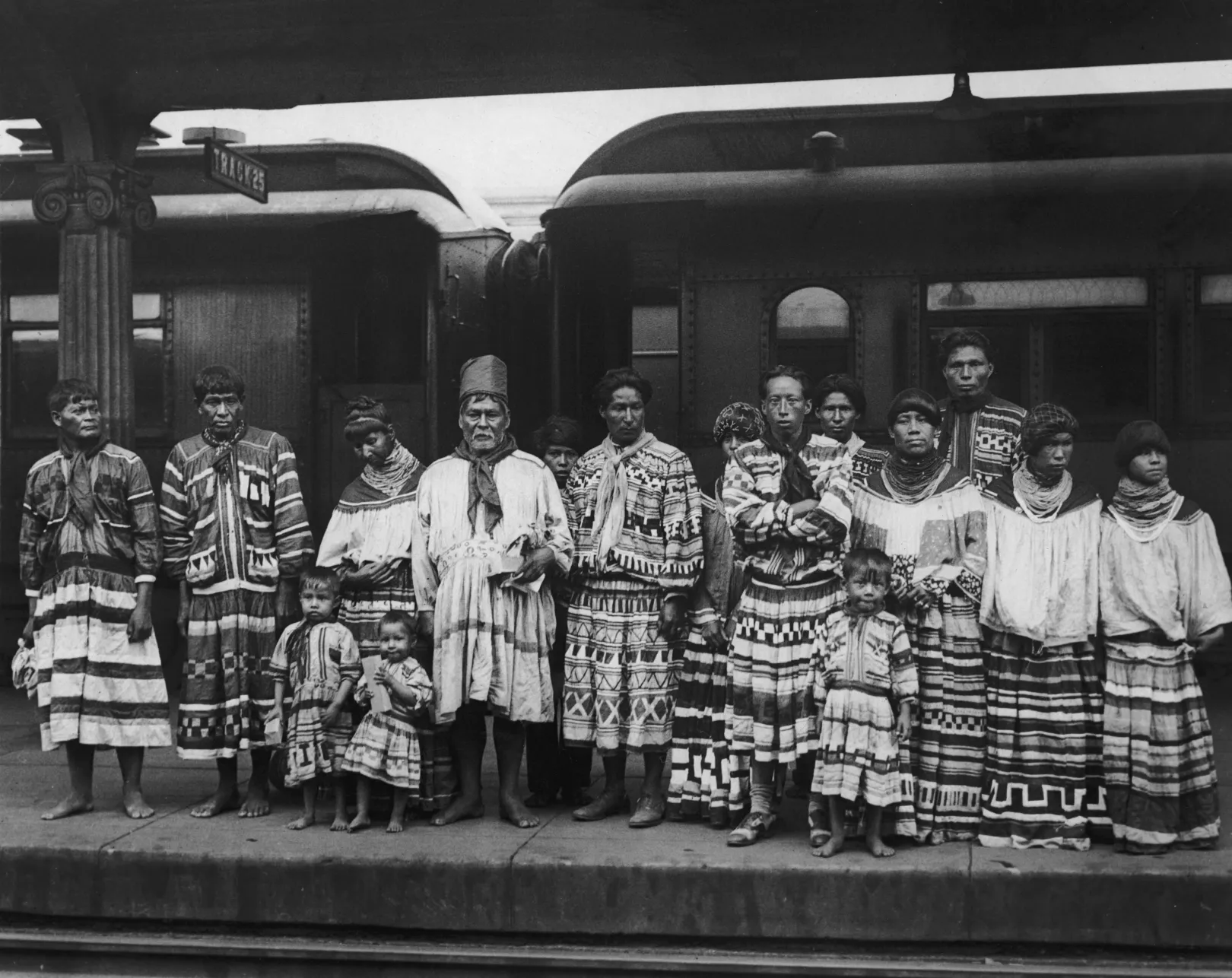Floridából származó szeminol indiánok várakoznak átszállásra egy pályaudvaron, Washingtonban, 1931-ben, miközben a kanadai Torontóba tartanak, hogy részt vegyenek a Kanadai Nemzeti Kiállításon – Fotó: New York Times / Getty Images