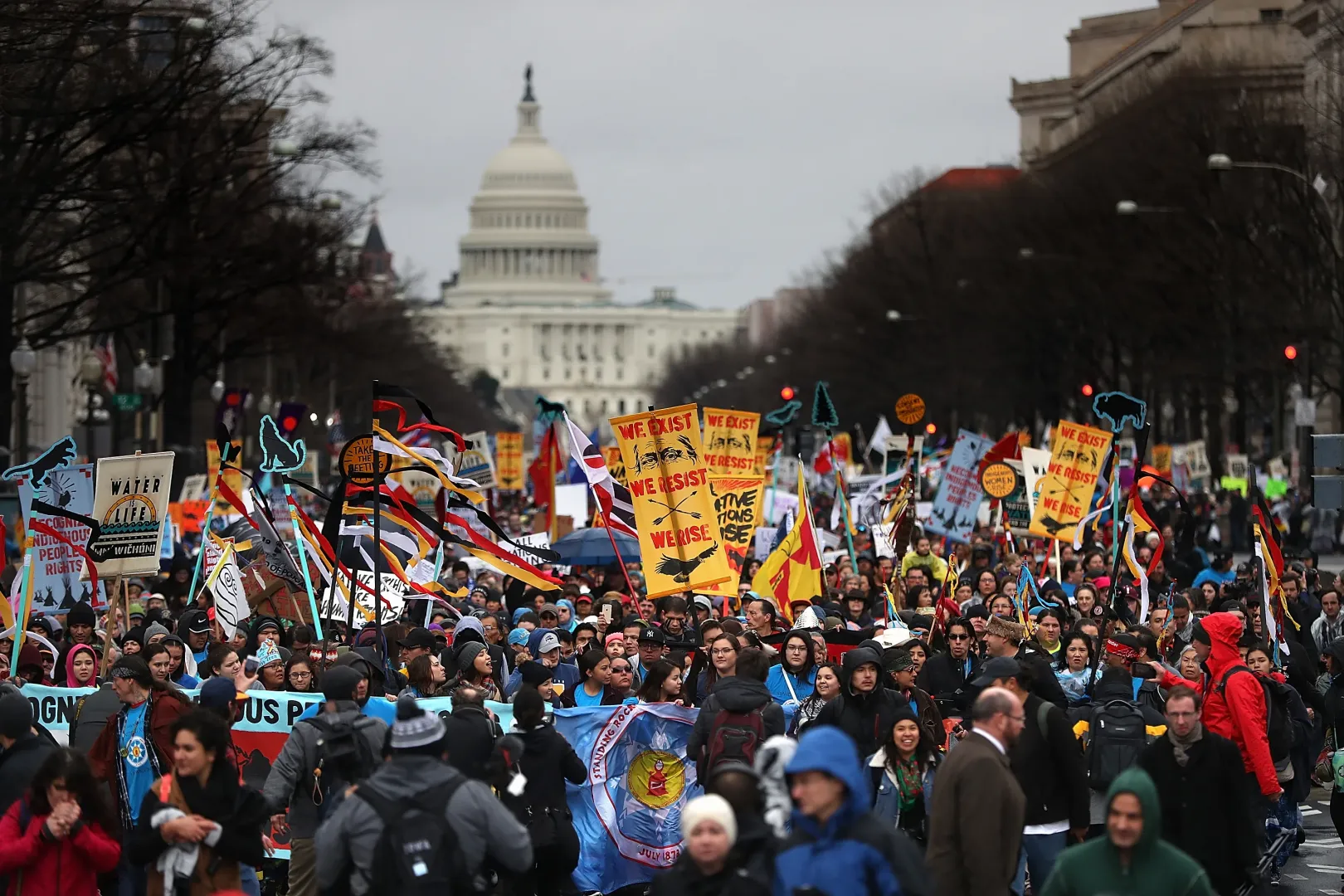 Tüntetők vonulnak a Dakota Access olajvezeték elleni tüntetésen, 2017. március 10-én, Washingtonban – Fotó: Justin Sullivan / Getty Images