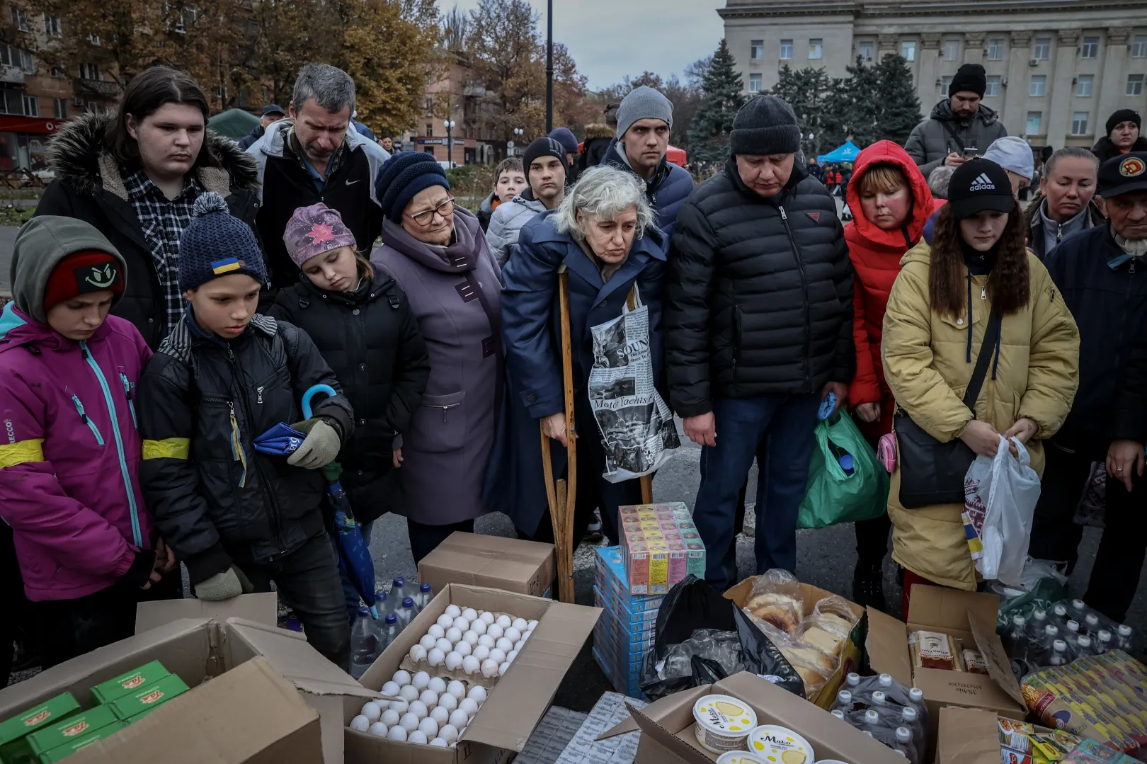 Food distribution is about to start on the main square of Kherson on 20 November 2022 – Photo: István Huszti / Telex