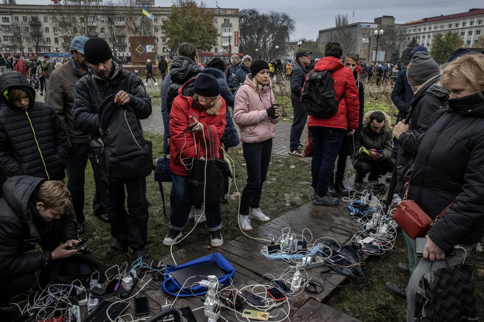 Charging phones on the main square. Only the Russian network was available during the occupation, but even accessing the Internet through your phone was risky – Photo: István Huszti / Telex