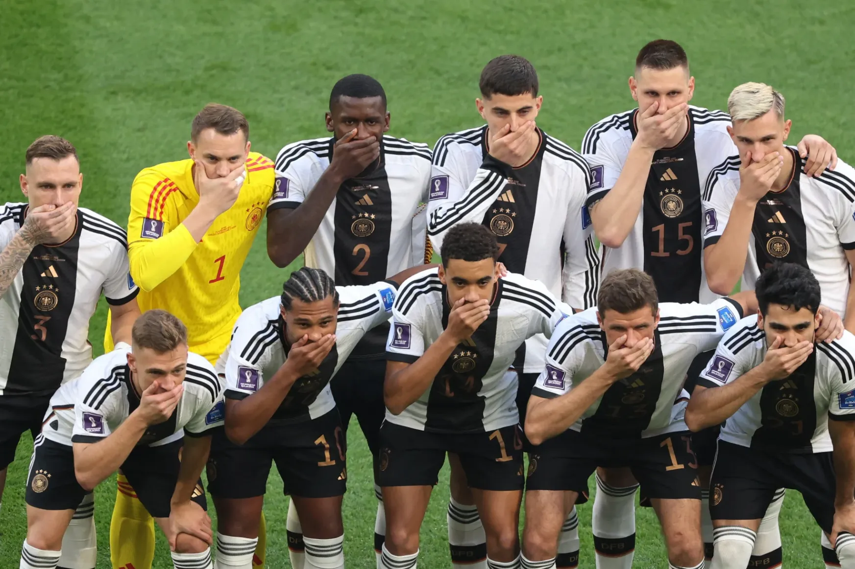 A szájukat befogva tiltakoztak a német focisták, hogy nem viselhetnek szivárványos karszalagot Katarban