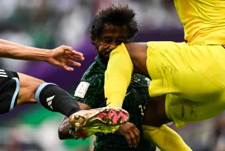 Műteni kellett a szaúdi hátvédet, akit a saját kapusa térdelt arcon a Messiék elleni győztes meccsen