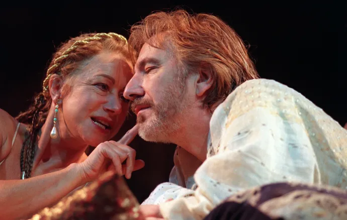 Helen Mirren és Alan Rickman az Antonius és Kleopátra című darab próbáján, 1998-ban – Fotó: John Stillwell / PA Images / Getty Images