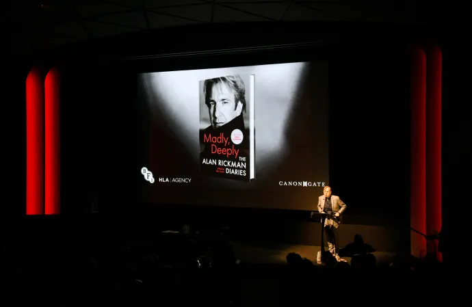 Timothy Spall beszél az Őrülten, mélyen: Alan Rickman ünneplése című, a könyv megjelenésének apropóján tartott rendezvényen, 2022. október 2-án, a londoni BFI Southbankban – Fotó: David M. Benett / Getty Images