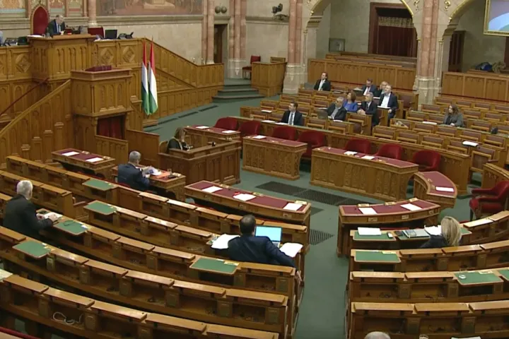 Tizenhét órán át vitáztak az egészségügy átalakításáról a parlamentben