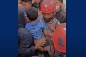 Földrengés Indonéziában: egy ötéves kisfiút két nap után mentettek ki a romok alól