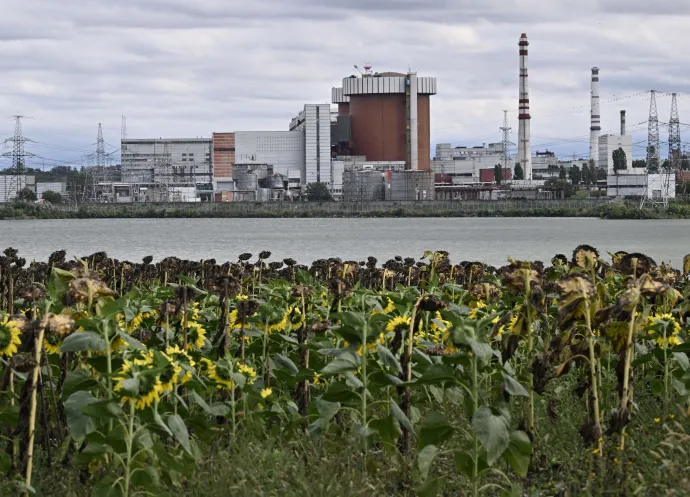 Egy szeptemberi fotón a Juzsnoukrajinszk mellet atlálható Dél-ukrajnai atomerőmű, aminek a termelése szintén leállt -Fotó: Genya Savilov / AFP