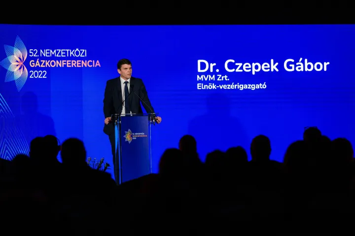 Czepek Gábor, az MVM Csoport elnök-vezérigazgatója beszédet mond az 52. Nemzetközi Gázkonferencia megnyitóján Siófokon, a Hotel Azúrban 2022. szeptember 27-én – Fotó: Vasvári Tamás / MTI
