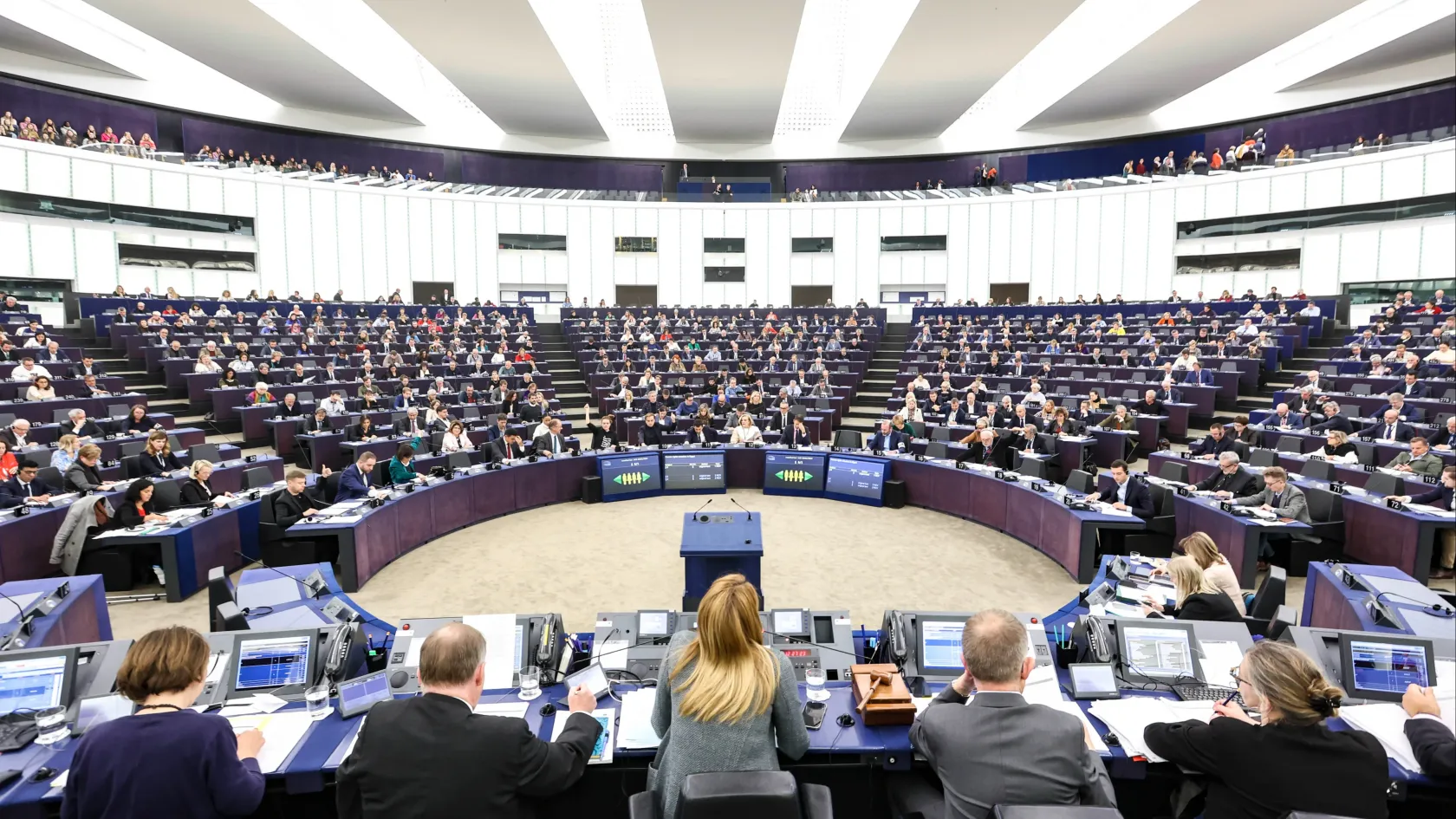 Döntött az Európai Parlament: zároltatnának 3000 milliárd forintnyi magyar EU-támogatást