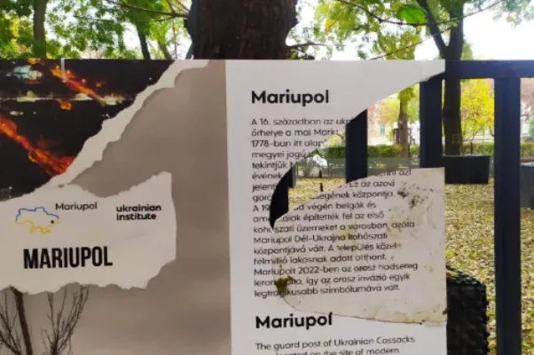 Máris megrongálták a Klauzál téri ukrán kiállítás tablóit