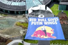 Putyinos molinóval alázzák a Red Bullt aktivisták, mert még mindig árulja a termékét Oroszországban