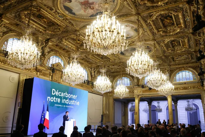Emmanuel Macron francia elnök beszél az ipari szereplőknek szervezett találkozón az Elysée-palotában, Párizsban, 2022. november 8-án – Fotó: Mohammed Badra / Reuters
