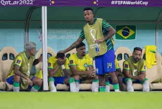 Neymar könnyek közt ült a kispadon, de nem tűnik súlyosnak a sérülése