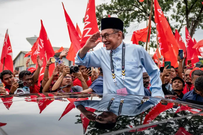 Anwar Ibrahim üdvözli a támogatóit a választások előtt Tambunban 2022. november 5-én – Fotó: Sadiq Asyraf / Getty Images