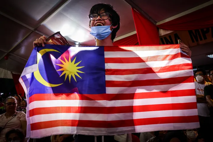 Anwar Ibrahim támogatója egy malajziai zászlót tart egy választási kampánygyűlésen 2022. november 16-án – Fotó: Annice Lyn / Getty Images