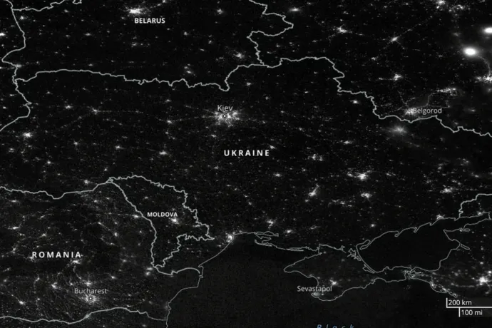 A tavalyi képekhez képest látványos igazán az éjszakai sötétség Ukrajnában