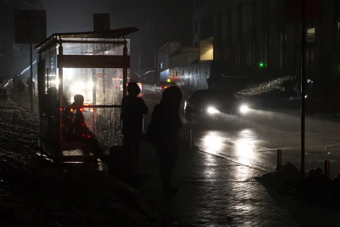 Helyiek sötétben várakoznak egy kijevi buszmegállóban november 24-én – Fotó: Danylo Antoniuk / Anadolu Agency / AFP