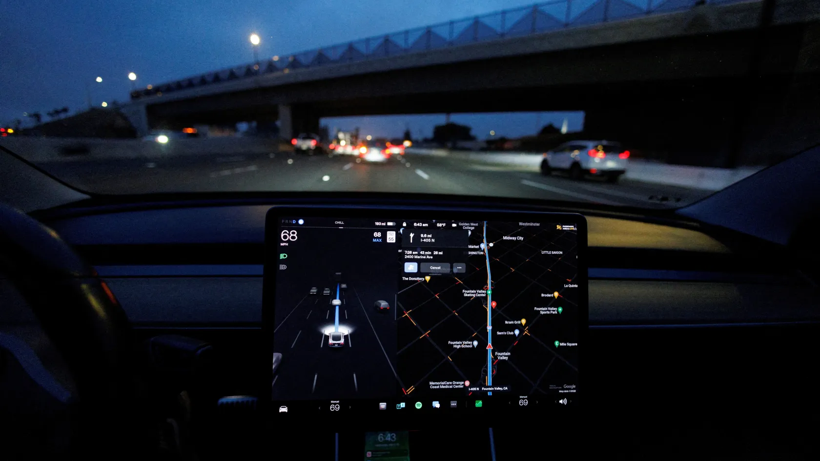 A Tesla merész lépéssel próbálja enyhíteni a vezetéstámogató rendszerét érő kritikát