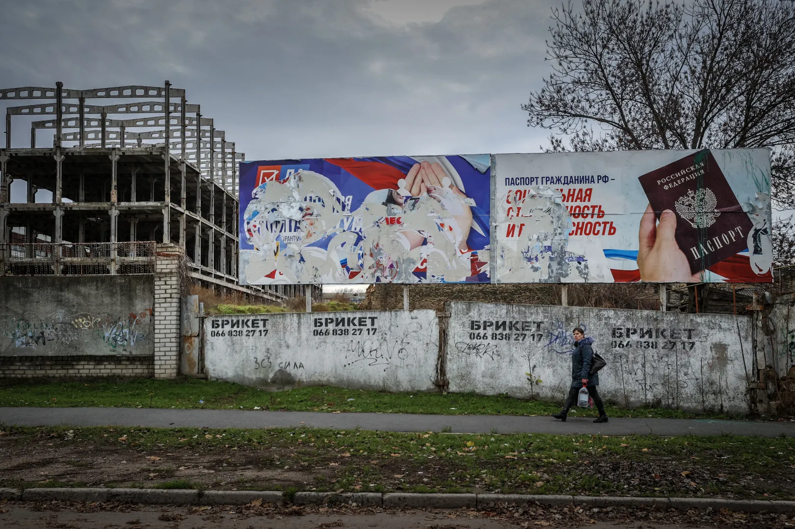 Orosz propagandaplakátok maradékai Herszonban, az Oroszországhoz való csatlakozás és az orosz állampolgárság ígéretével – Fotó: Huszti István / Telex