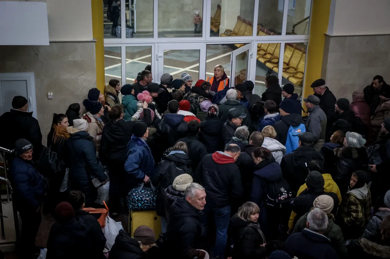 Herszon vasúti pályaudvara a kijevi vonat indulása előtt. Felszállás előtt az ukrán biztonsági szolgálat emberei kikérdezték az utasokat, hogy kiszűrjék az orosz diverzánsokat – Fotó: Huszti István / Telex