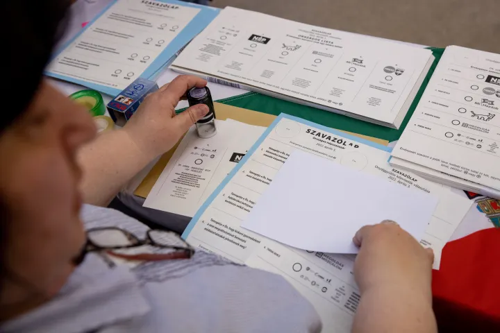 Szavazólapokat készítenek elő a II. kerületi Áldás utcai Általános Iskolában kialakított szavazókörben az országgyűlési választásokon és a gyermekvédelmi népszavazáson 2022. április 3-án – Fotó: Ajpek Orsi / Telex