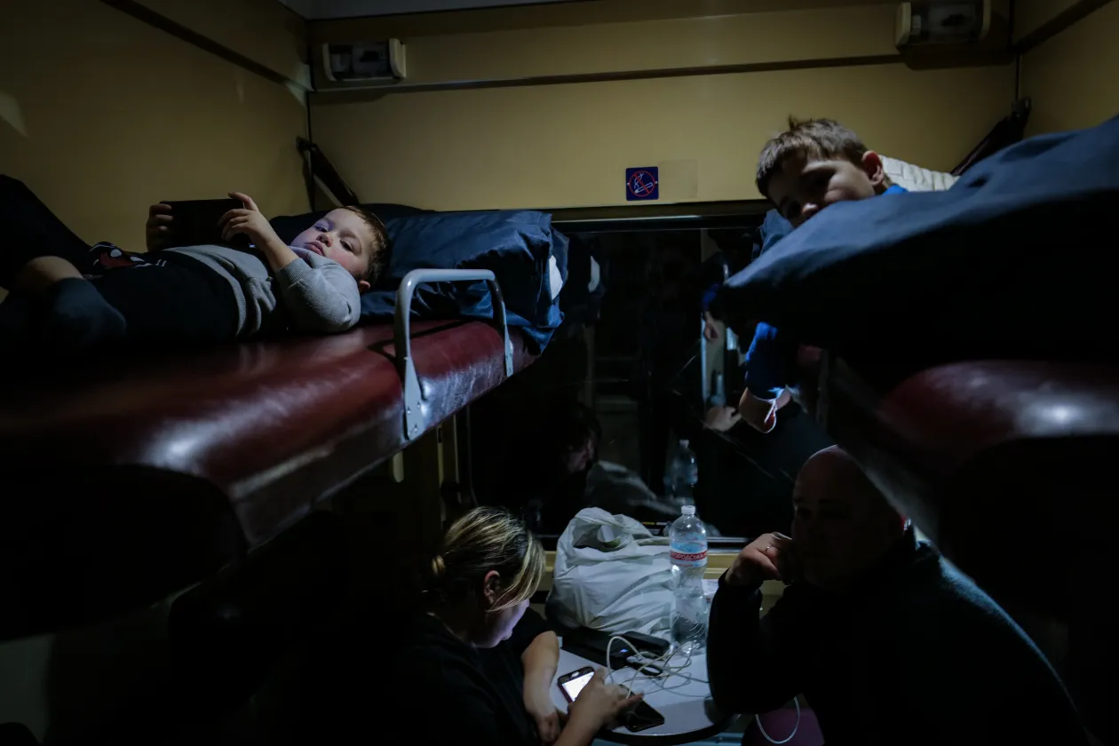 Evakuációs vonat Herszonból Kijevbe – Fotó: Huszti István / Telex