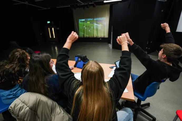 Amikor a diákok azt kérik, hadd nézzenek bele óra közben egy vb-meccsbe, mert éppen most van szöglet